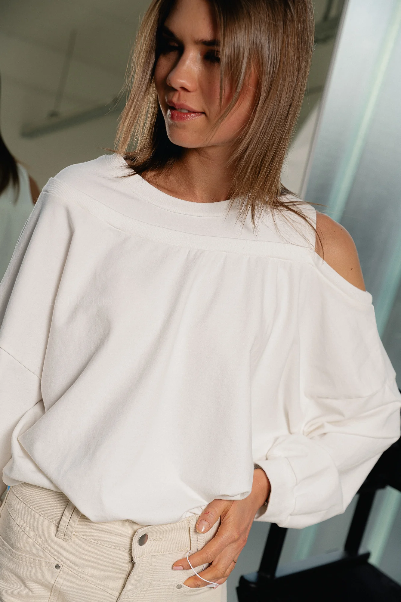 Luna off shoulder sweatshirt white - Image 4